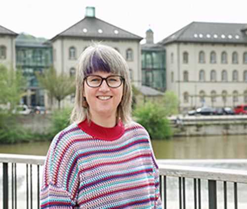 Mitarbeiterin Anmeldung Deutsch Stefana Vogelbacher vor dem Haus der Bildung