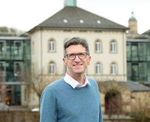 Tobias W&uuml;rth, Gesch&auml;ftsf&uuml;hrung und Fachbereichsleitung vor dem Haus der Bildung