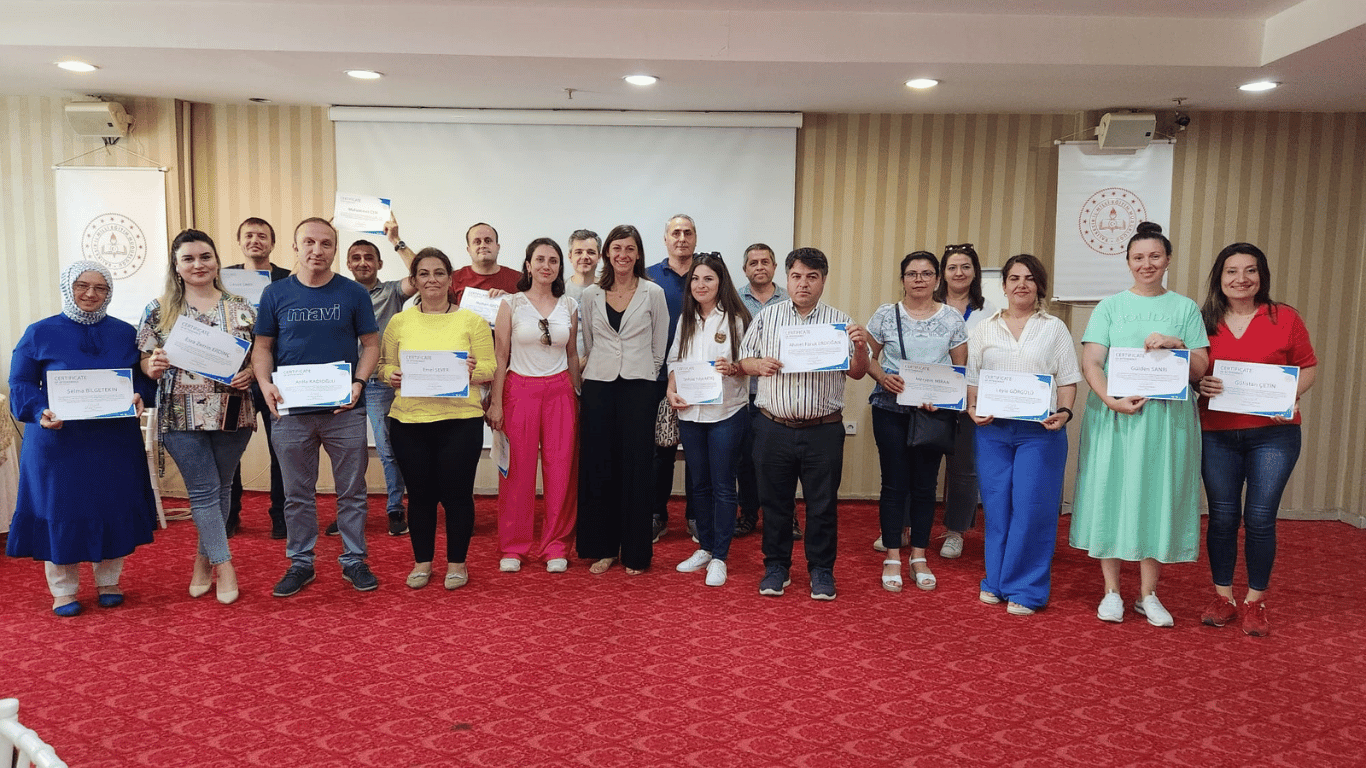 Leila Rothmund mit Teilnehmenden der Workshops zu Stressanagement im August 2023 in Balikesir, Türkei.