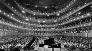 Sicht von der Bühne auf die vollbesetzen Ränge einer Oper
