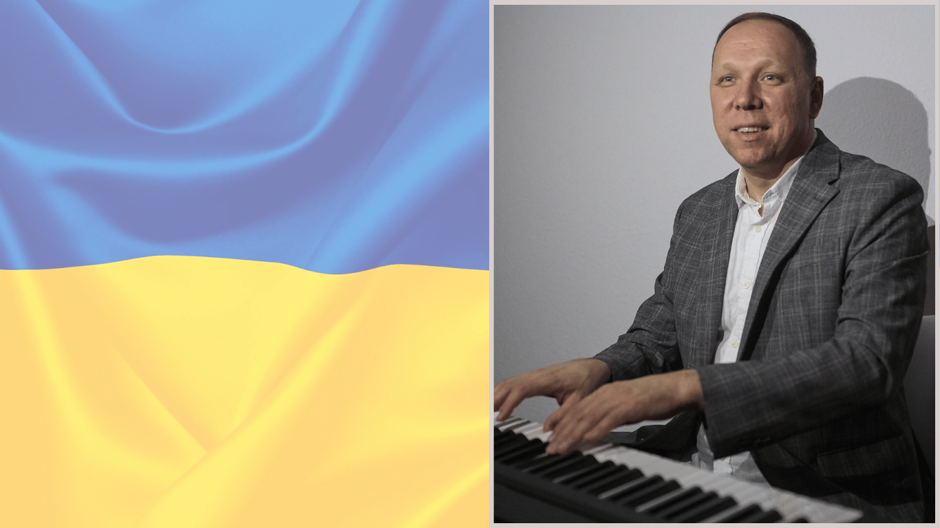 Andrii Kharenko spielt am Klavier. Im Hintergrund ist eine Ukraine-Flagge (blau- Gelb)