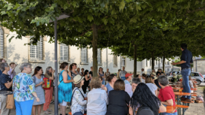 Dozentenfest 2024 - Dozentinnen sitzen unter Bäumen vor dem Haus der Bildung
