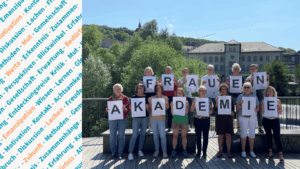 Frauen der FA halten die Buchstaben des Wortes Frauenakademie hoch