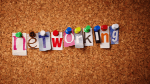Pinnwand an der die Letter "networking" angepinnt sind