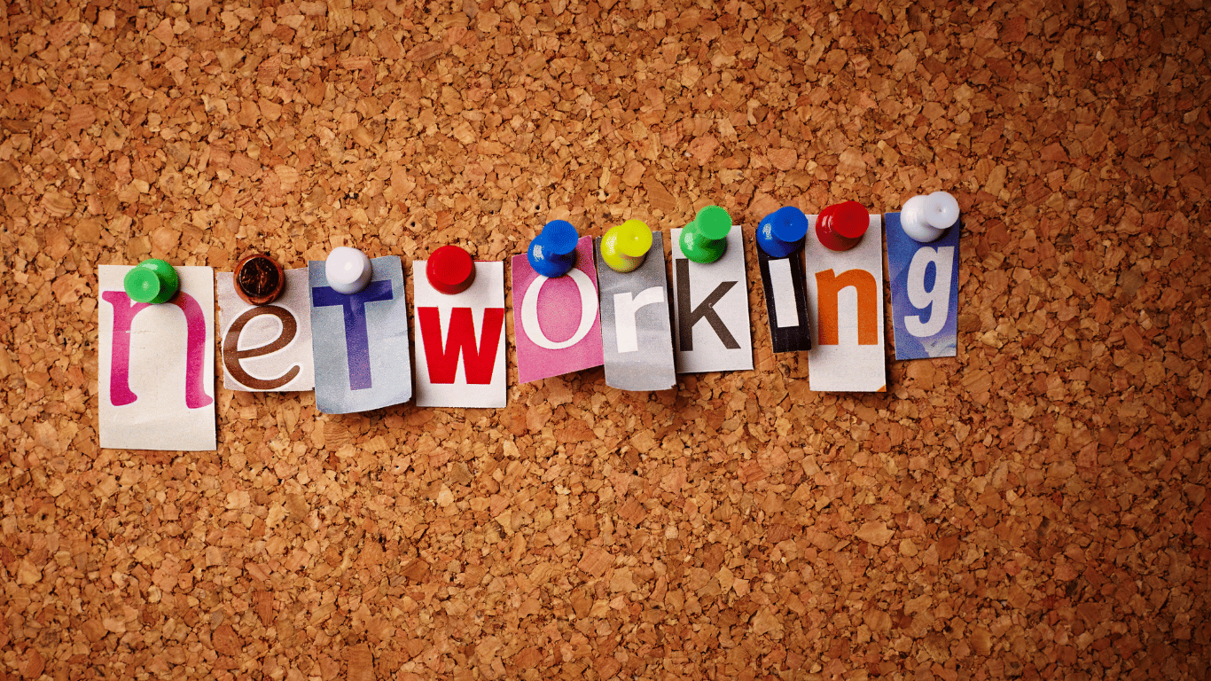 Pinnwand an der die Letter "networking" angepinnt sind