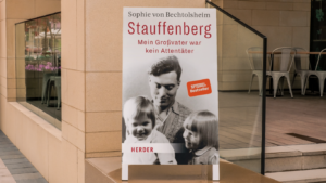Cover des Buches "Stauffenberg Mein Großvater war kein Attentäter" ein Mann mit zwei kleinen Mädchen auf dem Titel