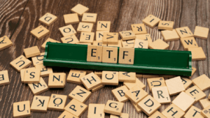 Scrabbelbuchstaben bilden das Wort ETF