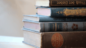 Stapel aus alten Büchern