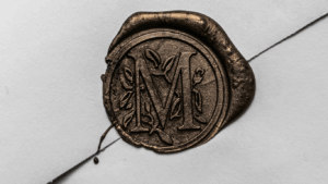 Monogramm aus Wachs aus dem Buchstaben M