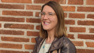 Tia Pelz vor einer Backsteinwand