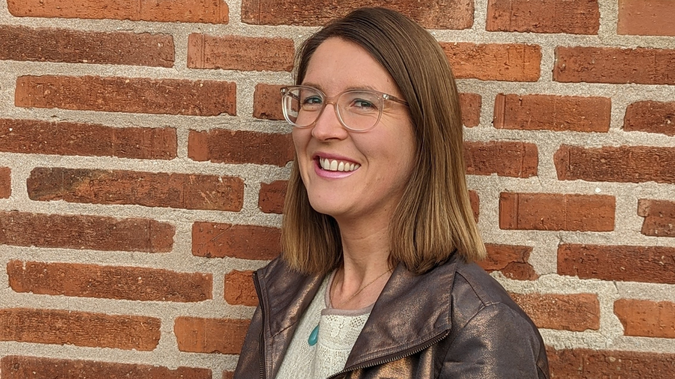 Tia Pelz vor einer Backsteinwand