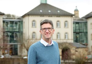 Tobias Würth vor dem Haus der Bildung