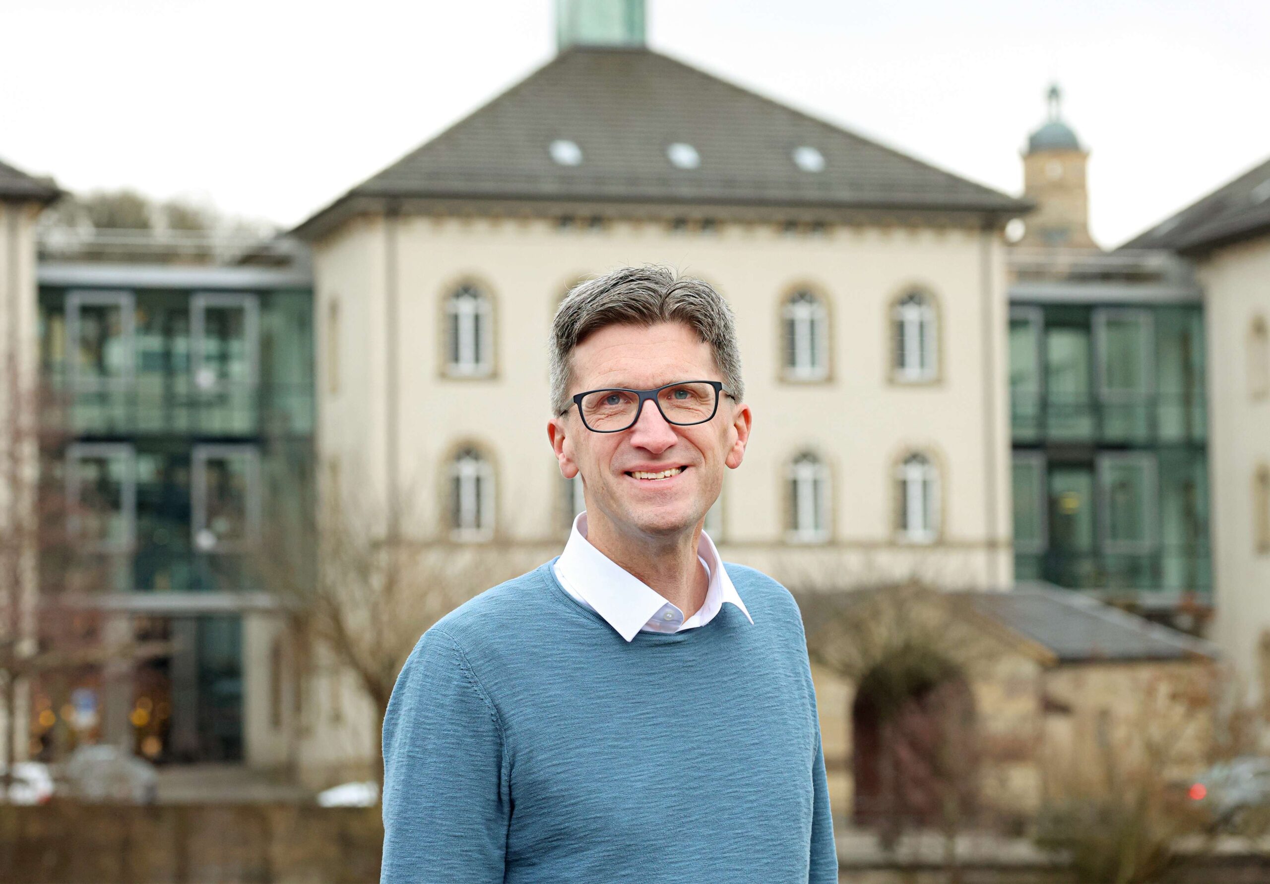Tobias Würth vor dem Haus der Bildung