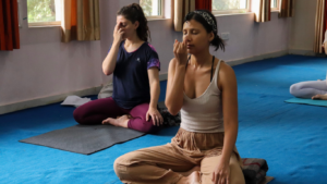 Frauen beim Face Yoga