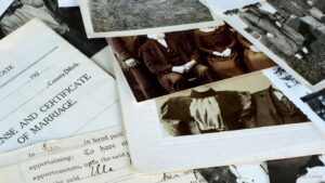 Alte Briefe und Fotos auf einem Tisch