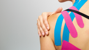 Schulter mit Kinesiotape