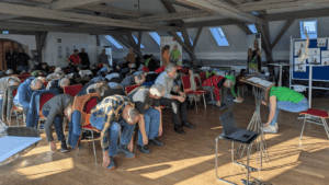 Besucher des Männergesundheitstags bei einer Dehnübung