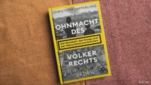 Cover des Buchs: Ohnmacht des Völkerrechts Die Rückkehr des Kriegs und der Menscheitsverbrechen. (Cover: Gelb mit Bild in graustufen von einer Kriegsszene)