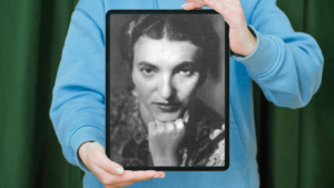 Tablet auf dem Rose Ausländer im Portrait zu sehen ist. Rose_Ausländer_Autor-in unbekannt Unknown author, Public domain, via Wikimedia Commons (3)