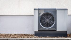 Wärmepumpe vor einem Haus