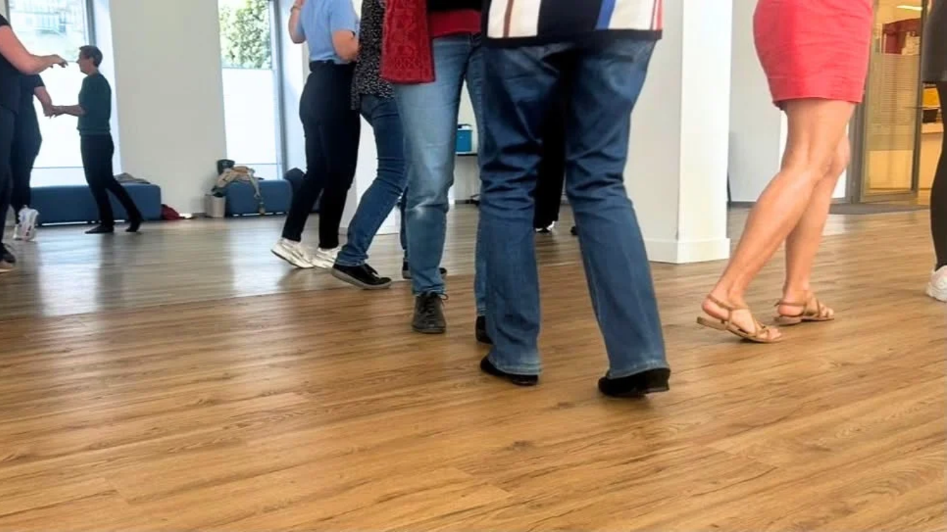 Bild von Beinen beim Forro-Tanzen im Post Scriptum